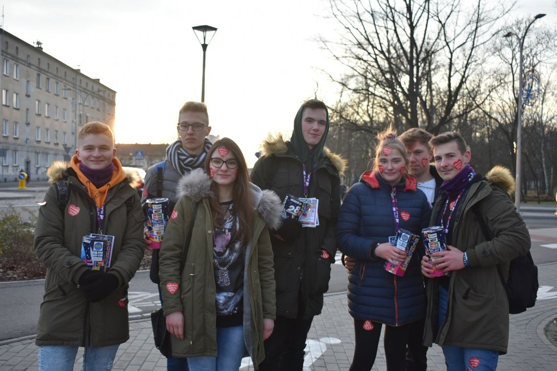 Wielka Orkiestra Świątecznej Pomocy gra już po raz 28. Wolontariusze kwestują na ulicach miasta