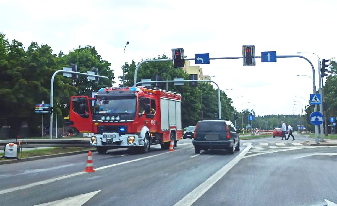 Wielka plama oleju ciągnie się od Większyc do osiedla Piastów. Są utrudnienia w ruchu