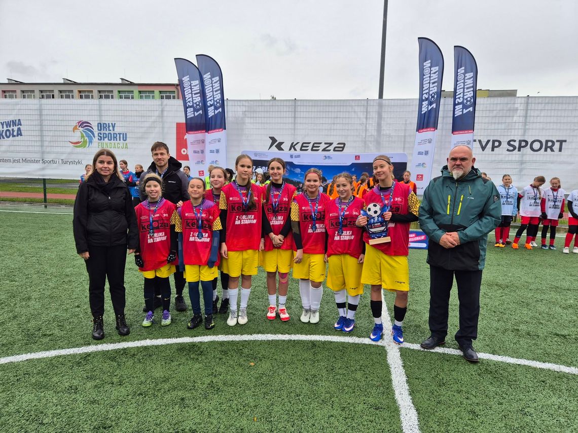 Wielki sukces piłkarek z PSP 5. Wywalczyły awans do ogólnopolskiego finału „Z Orlika na Stadion”