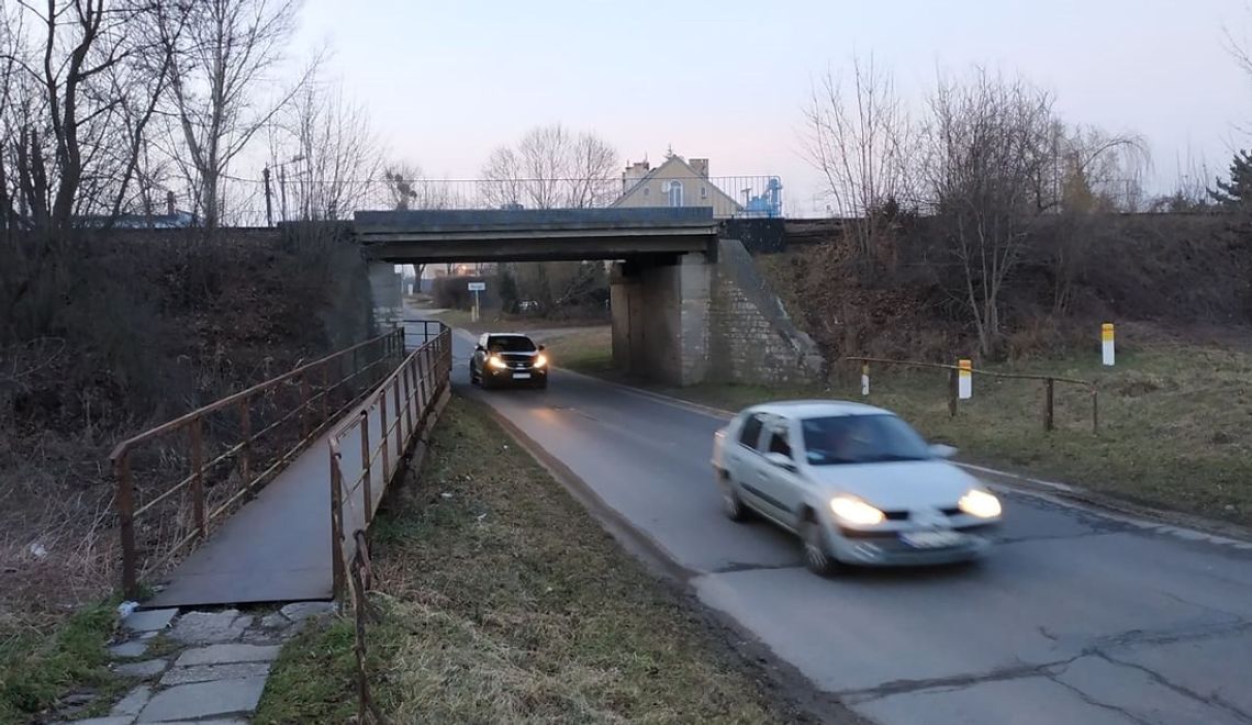 Wiosną drogowcy pogłębią przejazd pod wiaduktem kolejowym w Rogach