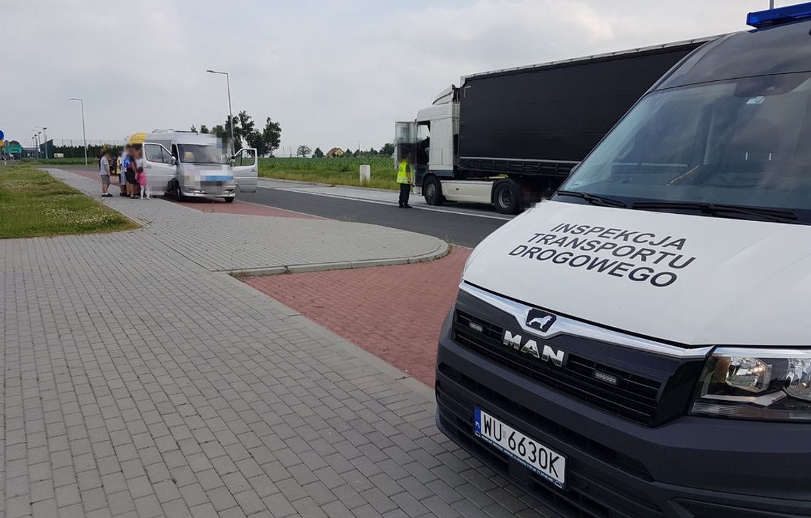 Wiózł dzieci na obóz niesprawnym autobusem. Podróż zakończyli w Reńskiej Wsi