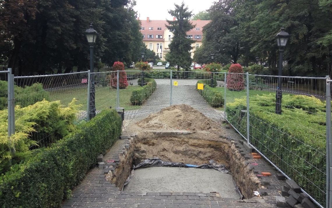 Wkopują fundamenty pod pomnik Piłsudskiego. Ruszyły prace na na placu Rady Europy