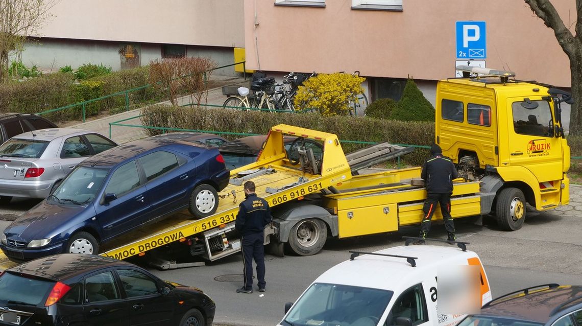 Właściciel zapomniał o swoim samochodzie. Porzucony citroen z ulicy Kosmonautów odholowany