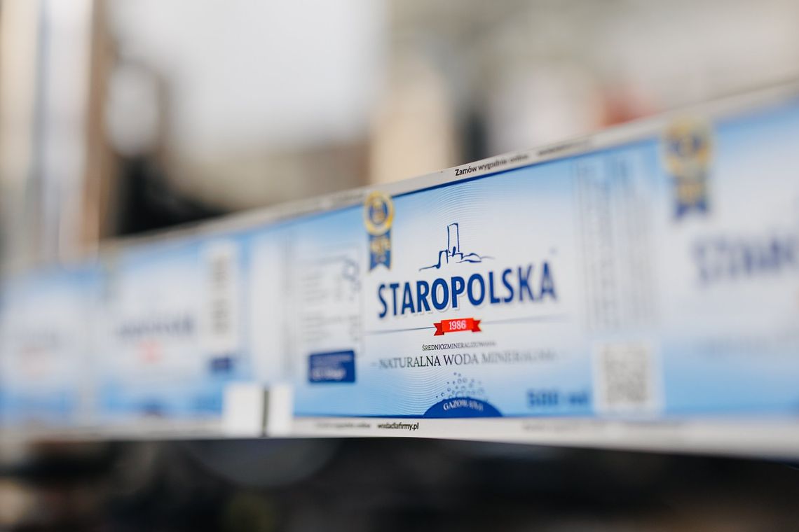 Woda bez kaucji – dlaczego firmy coraz częściej wybierają taki model dostaw
