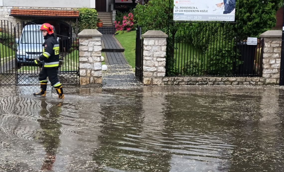 Woda wdarła się do piwnic kozielskiego szpitala. Na miejscu interweniują strażacy