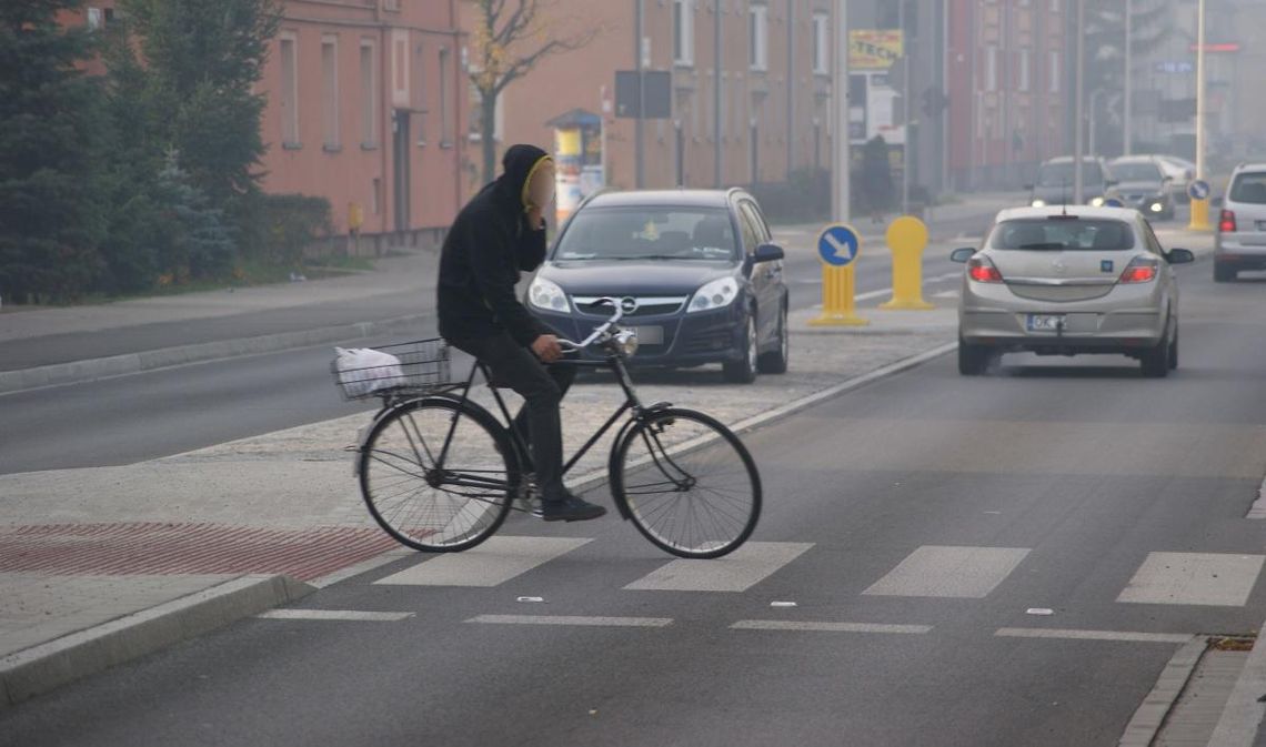 Wolnoamerykanka na Kozielskiej. Kierowcy parkują auta na środku drogi