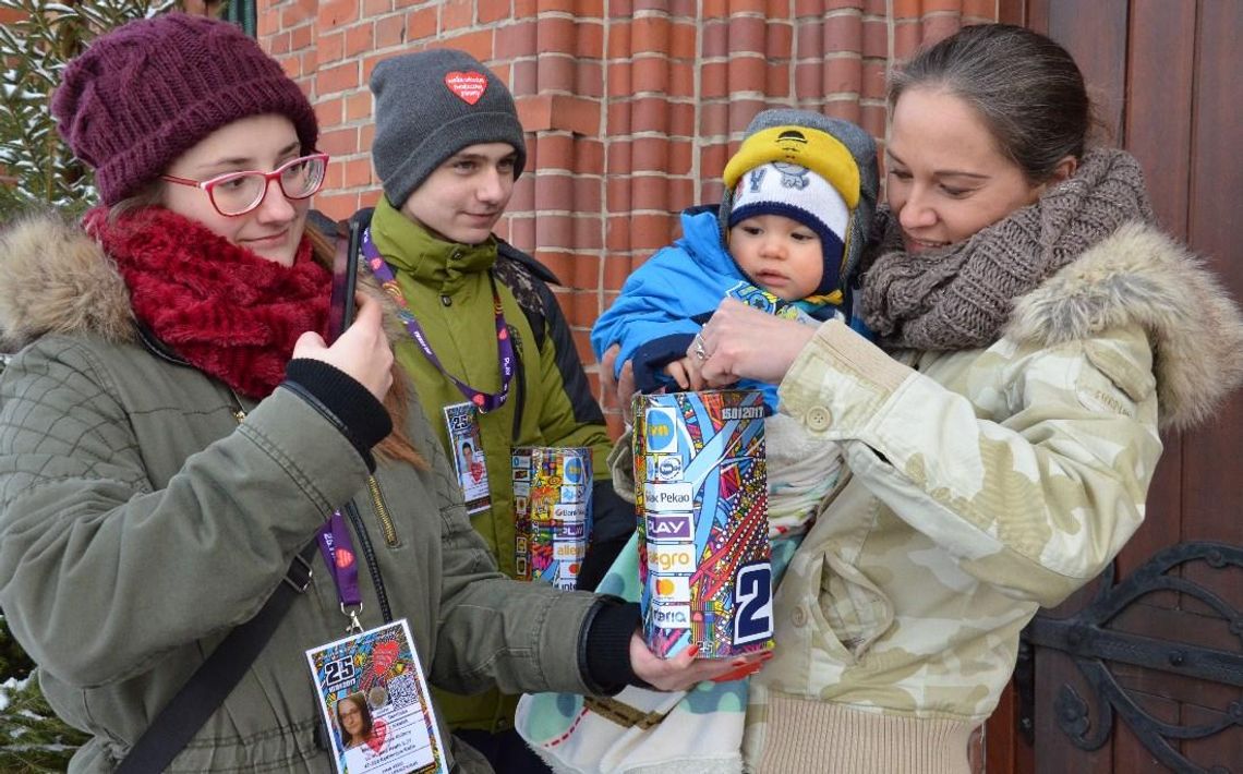 Wolontariusze Wielkiej Orkiestry Świątecznej Pomocy kwestują na ulicach Kędzierzyna-Koźla. ZDJĘCIA