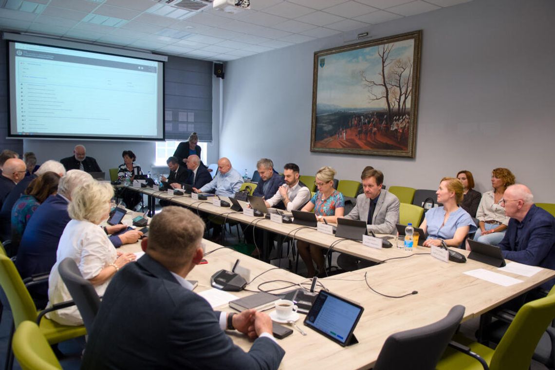 Wotum zaufania, absolutorium i wyzwania strategiczne. Ważna sesja w starostwie powiatowym