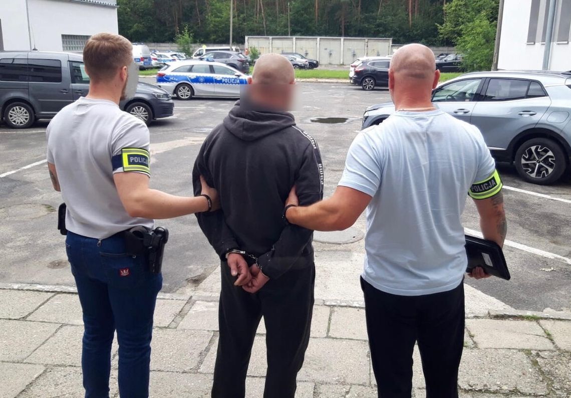 Wpadł, gdy jechał rowerem. 39-latek poszukiwany za znęcanie się nad partnerką zatrzymany przez policję