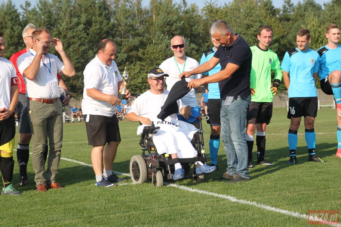 Wstał z wózka i rozpoczął mecz ukochanej drużyny. Niezwykła miłość Patryka do futbolu