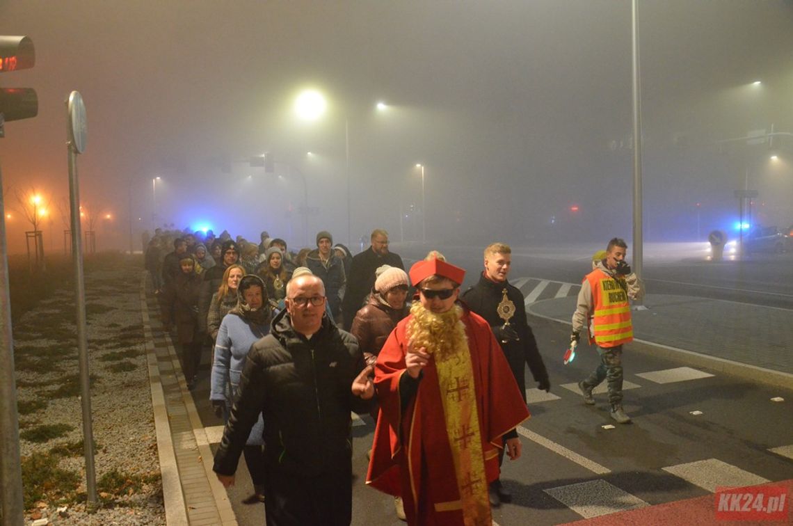 Wszyscy Święci przeszli ulicami Kędzierzyna-Koźla. Chrześcijańska alternatywa dla Halloween. FOTO, WIDEO