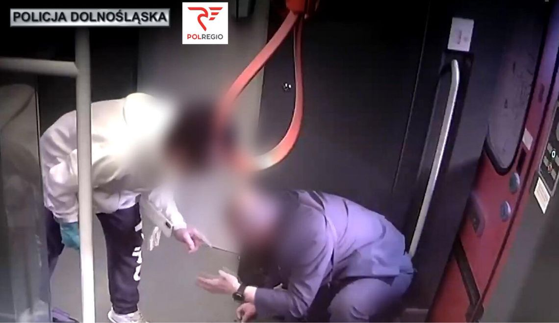Brutalny atak na kierownika pociągu z Kędzierzyna-Koźla. Załoga zablokowała napastnikowi drogę ucieczki