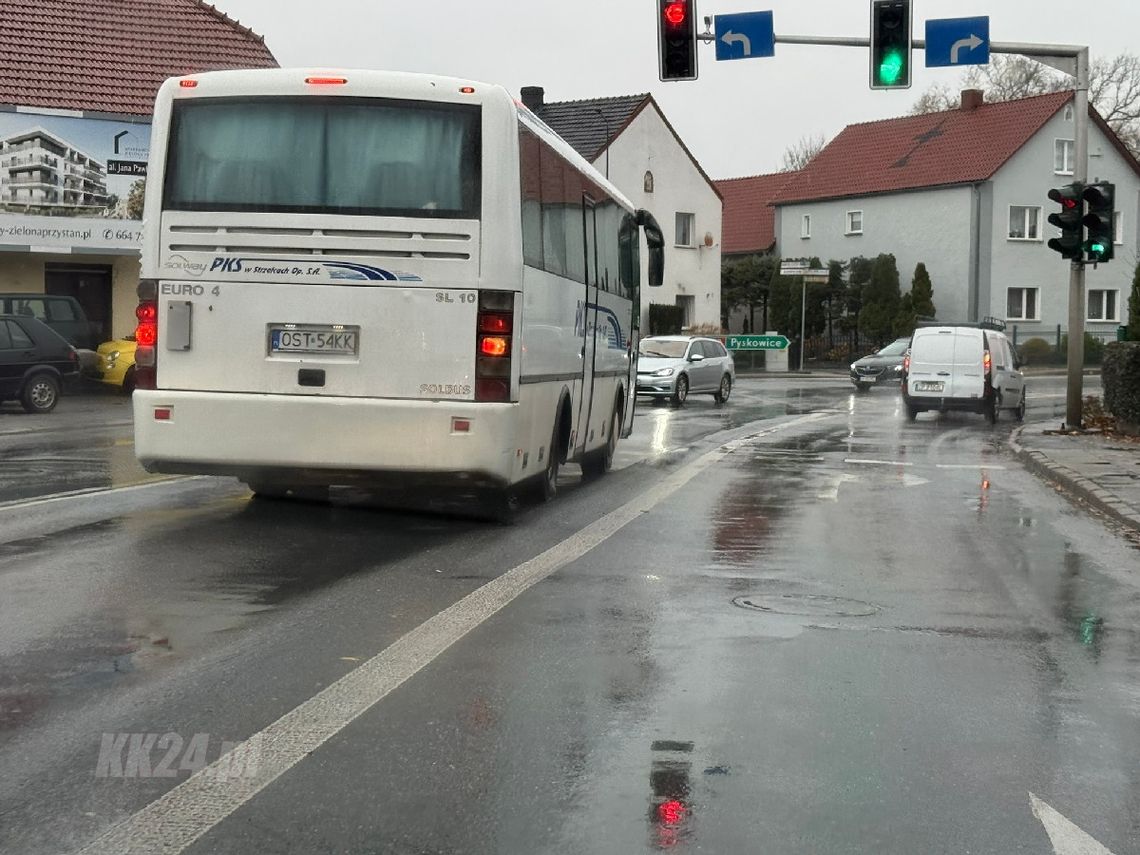 Wybrzuszenie na skrzyżowaniu w Kłodnicy. Naprawa dopiero w przyszłym roku Wybrzuszenie na skrzyżowaniu w Kłodnicy. Naprawa dopiero w przyszłym roku