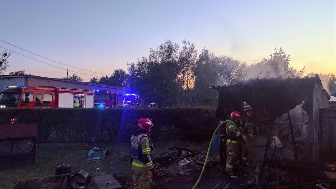 Wybuch hydroforu i pożar altany w Lenartowicach. Poszkodowana została jedna osoba. ZDJĘCIA