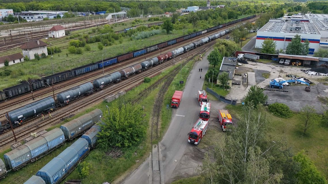 Wyciek chemikaliów z cysterny kolejowej w centrum Kędzierzyna. Służby w akcji na Towarowej. ZDJĘCIA Wyciek chemikaliów z cysterny kolejowej w centrum Kędzierzyna. Służby w akcji na Towarowej. ZDJĘCIA