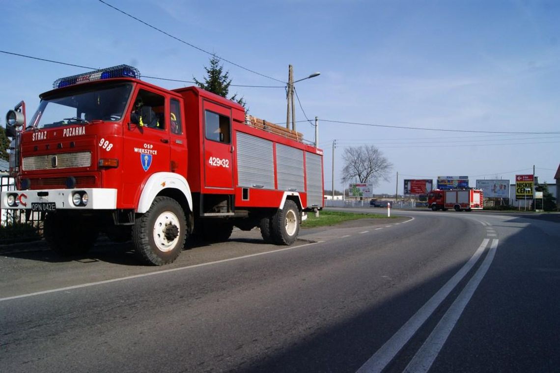 Wyciek oleju na drodze z Koźla do Większyc. Interweniują strażacy