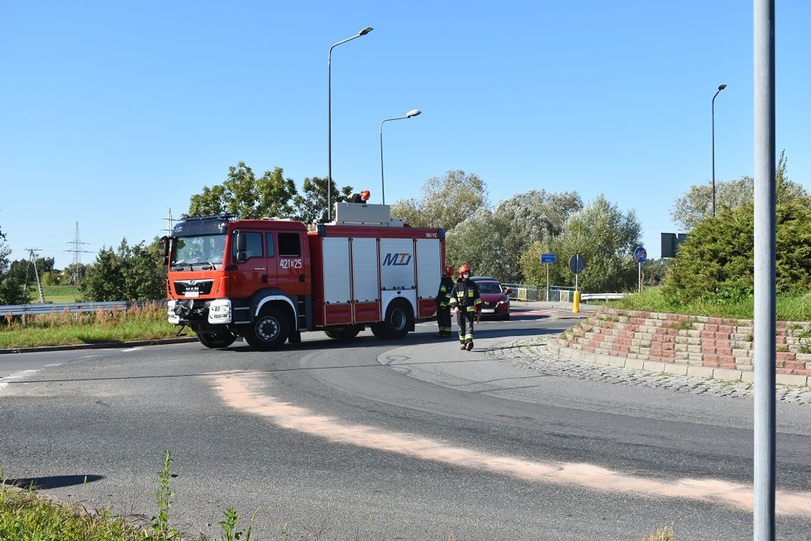 Wyciek substancji ropopochodnej na rondzie Milenijnym. Interweniowali strażacy