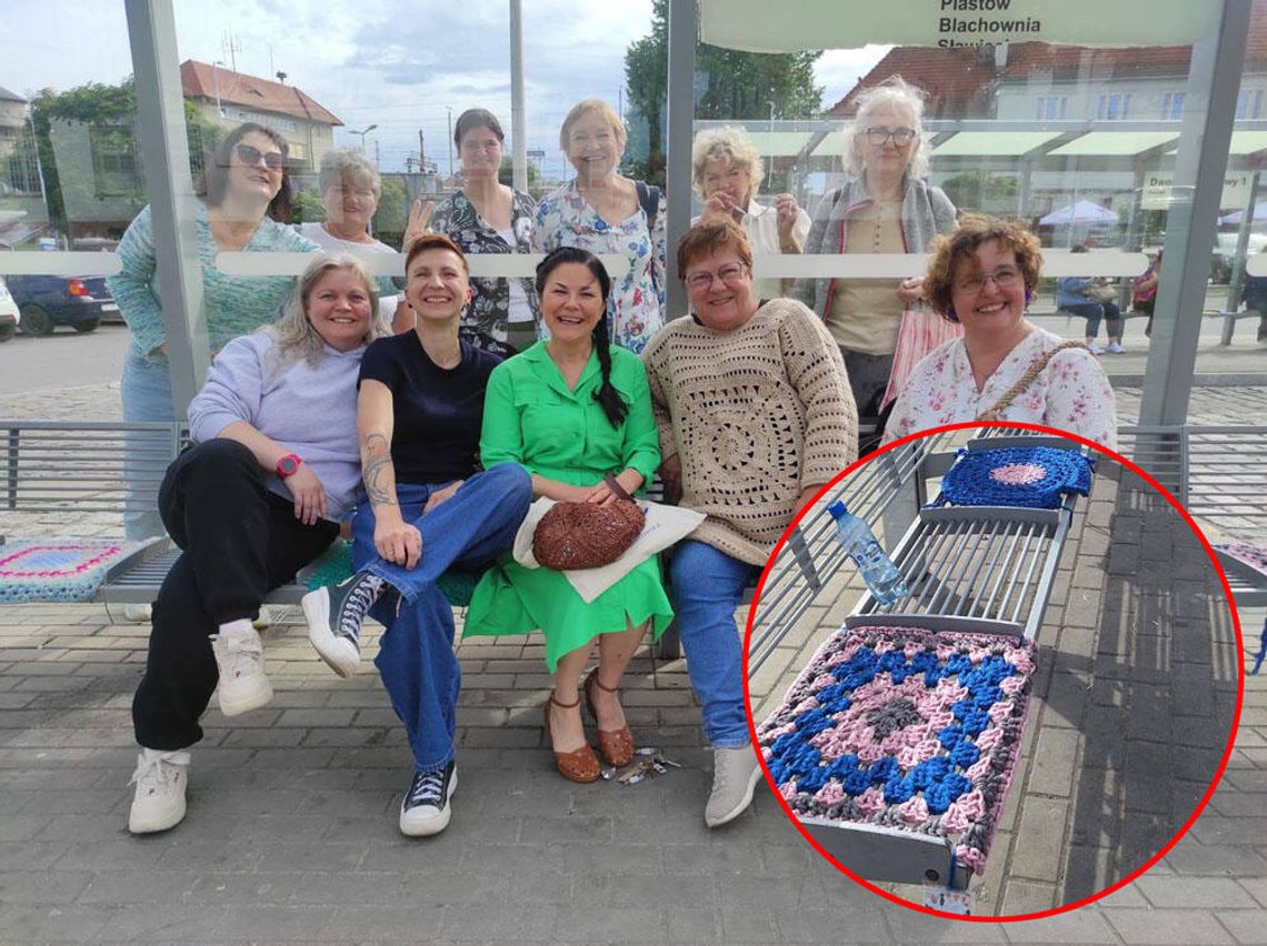 Wydziergały włóczkowe siedziska na przystanek przy dworcu. Jest wygodnie i kolorowo