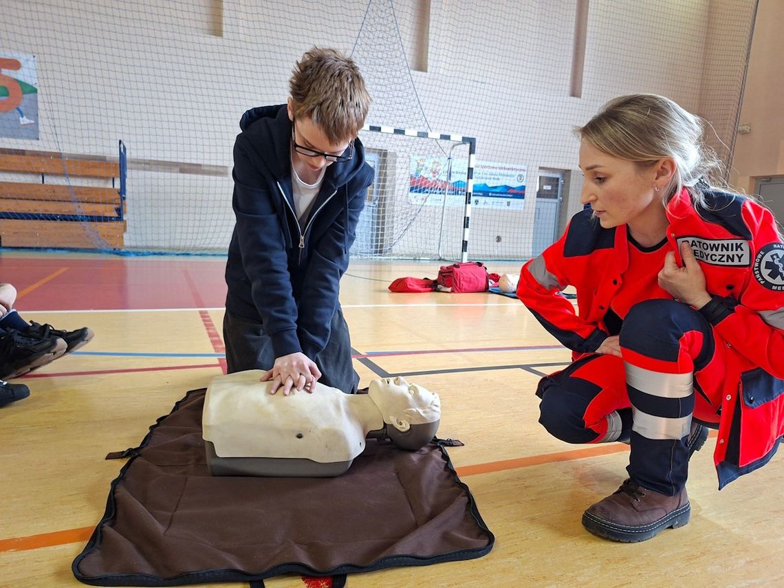 Wyjątkowa lekcja w PSP nr 5. Blisko 400 uczniów szkoliło się z udzielania pierwszej pomocy. ZDJĘCIA