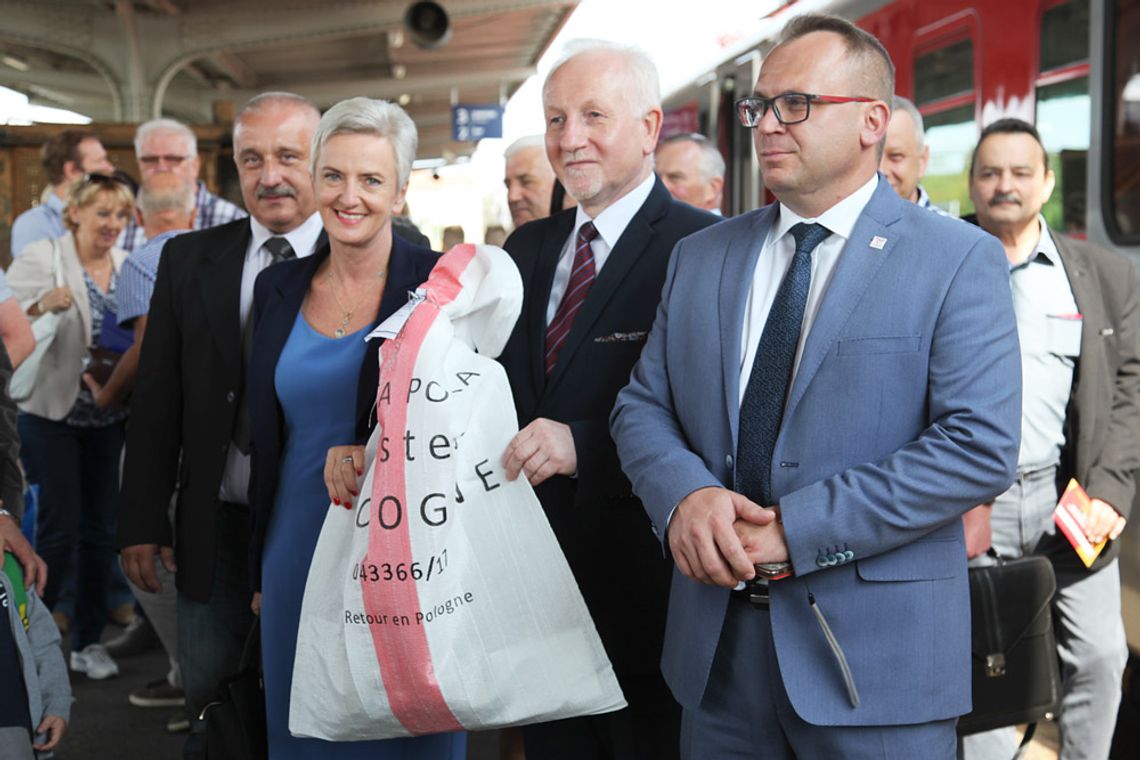 Wyjątkowe znaczki dotarły na stację Kędzierzyn-Koźle. Trafią do obiegu w całej Polsce. WIDEO