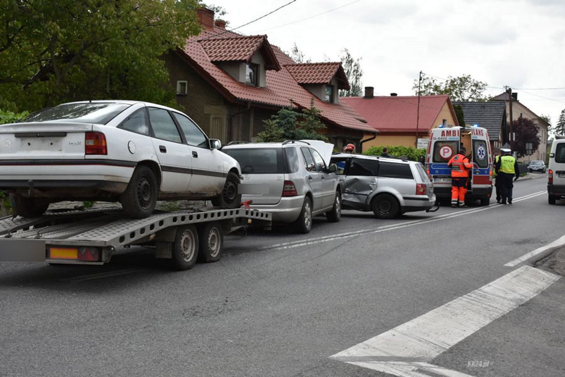 Wymuszenie na drodze krajowej. Volkswagen zderzył się z mercedesem z lawetą