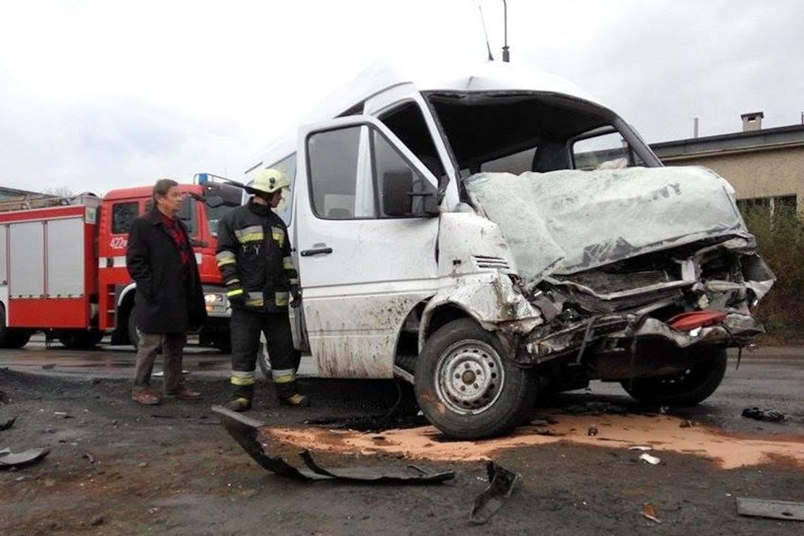 Wypadek busa szkolnego w Rogach. Zderzył się z ciężarówką. Kierowca ranny. ZDJĘCIA