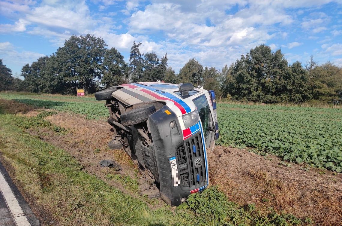 Wypadek kędzierzyńsko-kozielskiej karetki. Ambulans transportujący krew wypadł z drogi