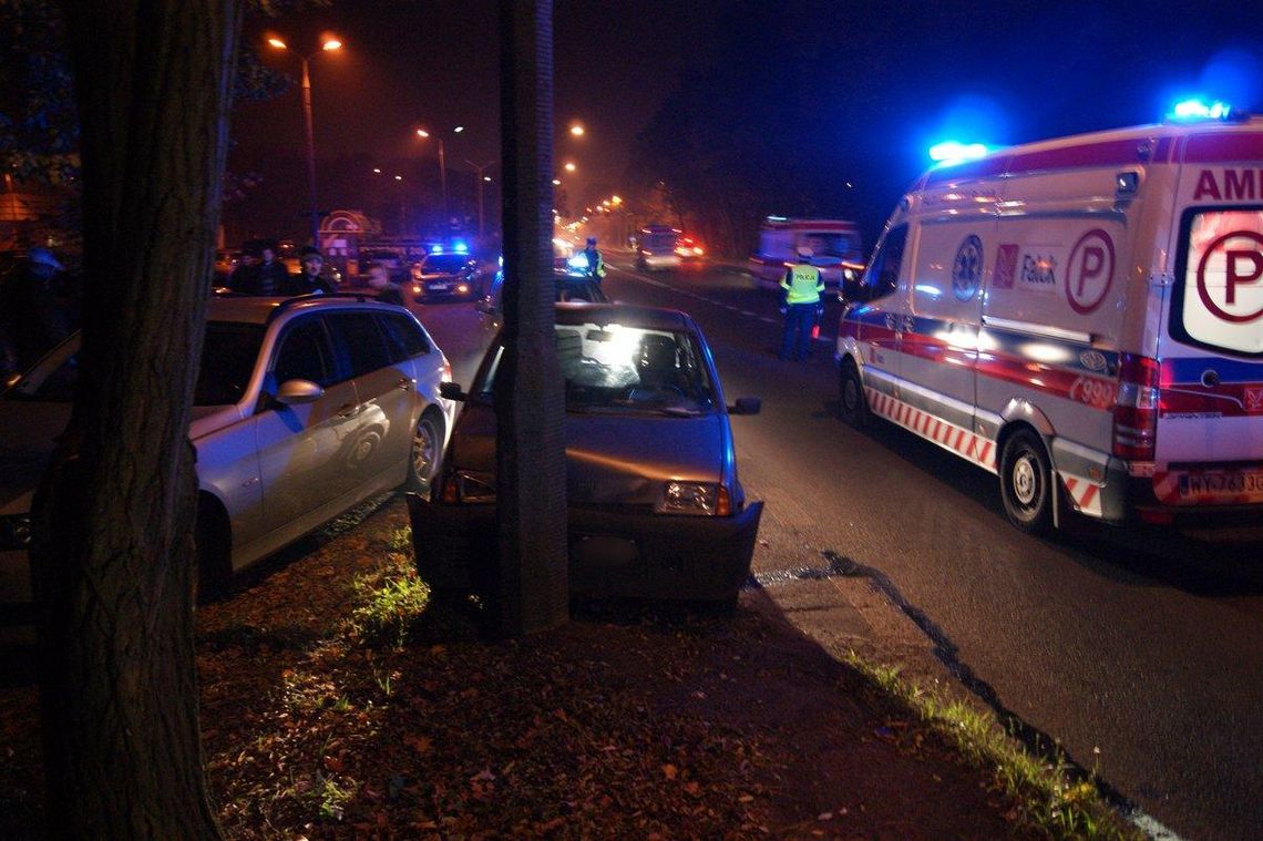 Wypadek na alei Jana Pawła II. Fiat wbił się w betonową latarnię. ZDJĘCIA