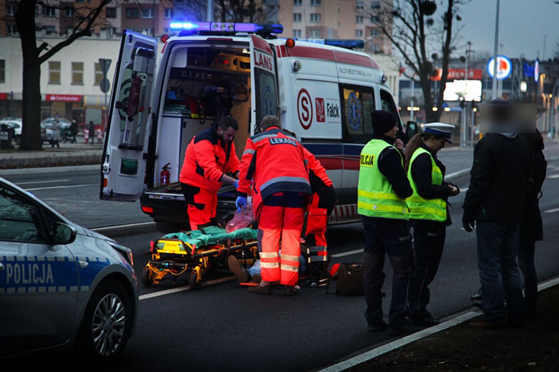 Wypadek na alei Jana Pawła II. Ranny mężczyzna potrącony na pasach zabrany do szpitala