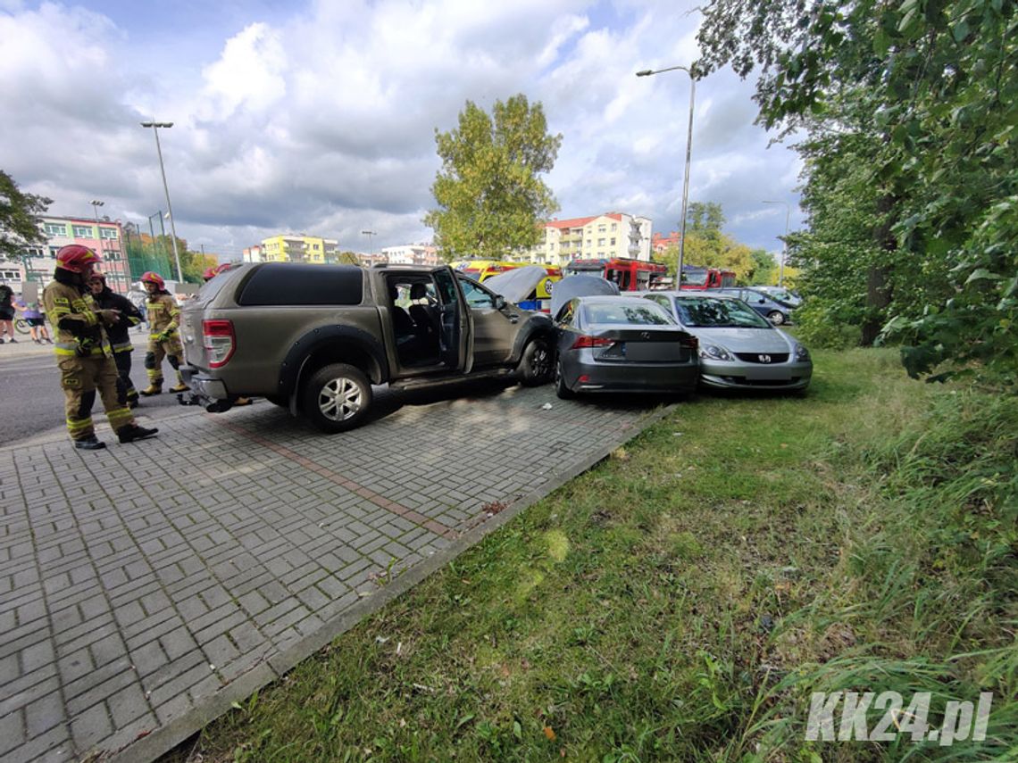 Wypadek na alei Partyzantów. Kierowca forda uderzył w kilka zaparkowanych samochodów