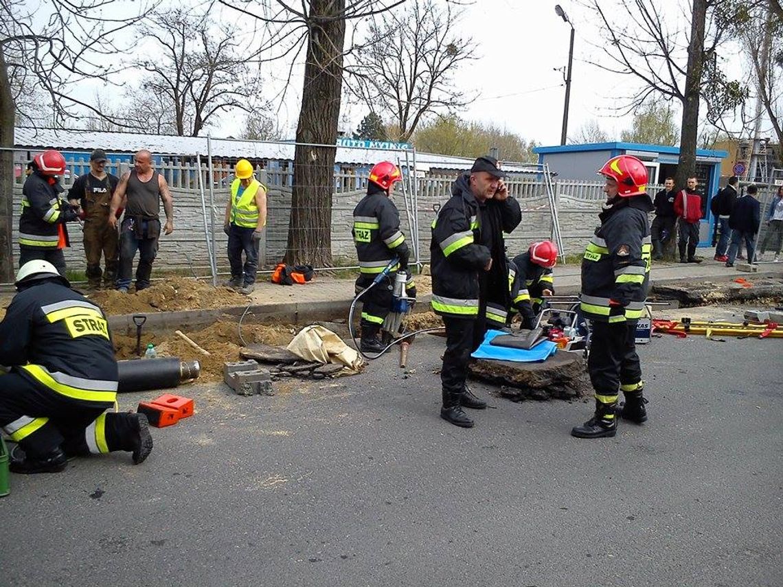 Wypadek na budowie: mężczyźni pracujący w wykopie przygnieceni ziemią i rurami. ZDJĘCIA