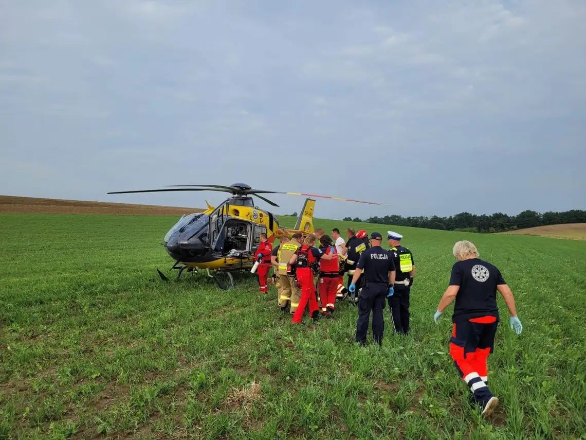 Wypadek na DK 38 w Ucieszkowie. Siedem osób poszkodowanych. Na miejscu lądował śmigłowiec medyczny Wypadek na DK 38 w Ucieszkowie. Siedem osób poszkodowanych. Na miejscu lądował śmigłowiec medyczny