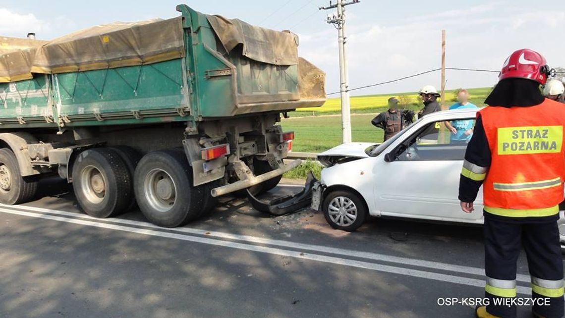 Wypadek na drodze krajowej nr 40. Osobowy fiat uderzył w ciężarówkę. ZDJĘCIA