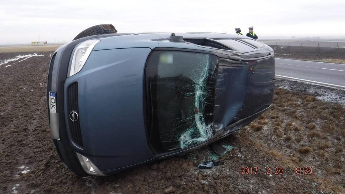 Wypadek na drodze krajowej nr 45. Opel wpadł w poślizg i dachował na polu. ZDJĘCIA