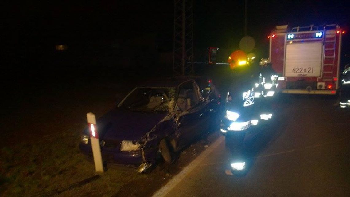 Wypadek na drodze krajowej nr 45. Volkswagen czołowo zderzył się z ciężarówką. ZDJĘCIA