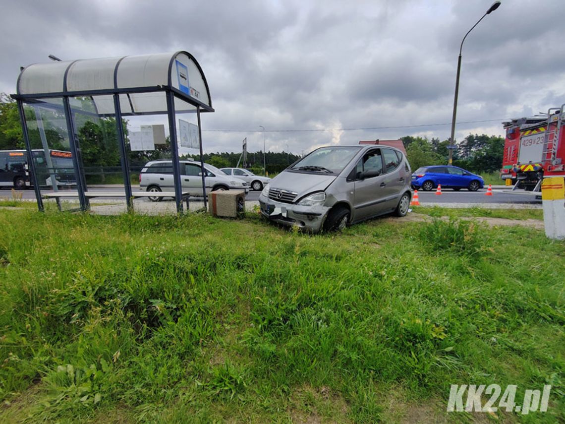 Wypadek na drodze krajowej w Blachowni. Kierowca mercedesa zasłabł i zderzył się z fiatem