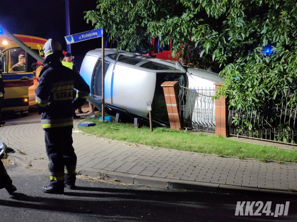 Wypadek na drodze krajowej w Komornie. Auto wpadło na posesję, w środku ojciec i dwójka dzieci