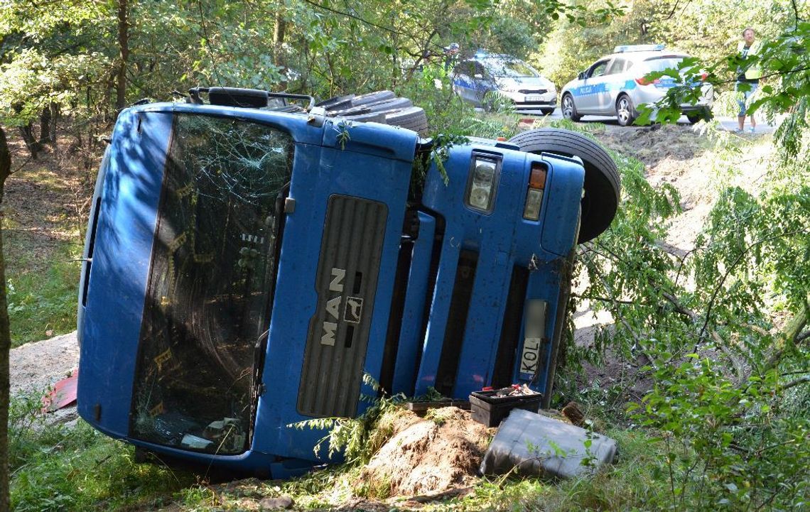 Wypadek na drodze wojewódzkiej nr 408. Kilkunastotonowa ciężarówka wylądowała w rowie. ZDJĘCIA