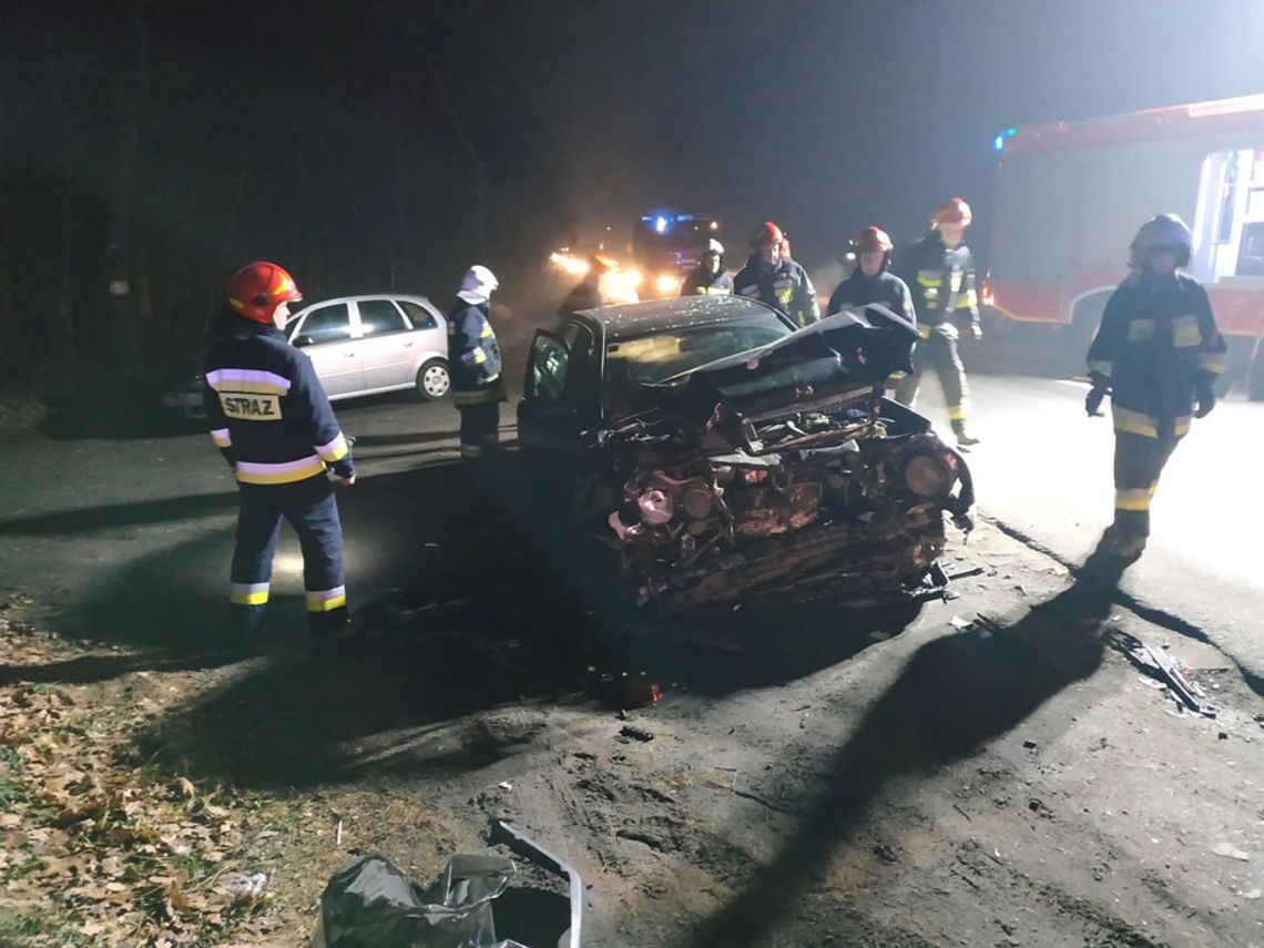 Wypadek na drodze wojewódzkiej w Brzeźcach. Mercedes wbił się w golfa. Są poszkodowani