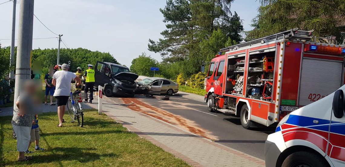 Wypadek na drodze wojewódzkiej w Kłodnicy. Osobówka zderzyła się z busem