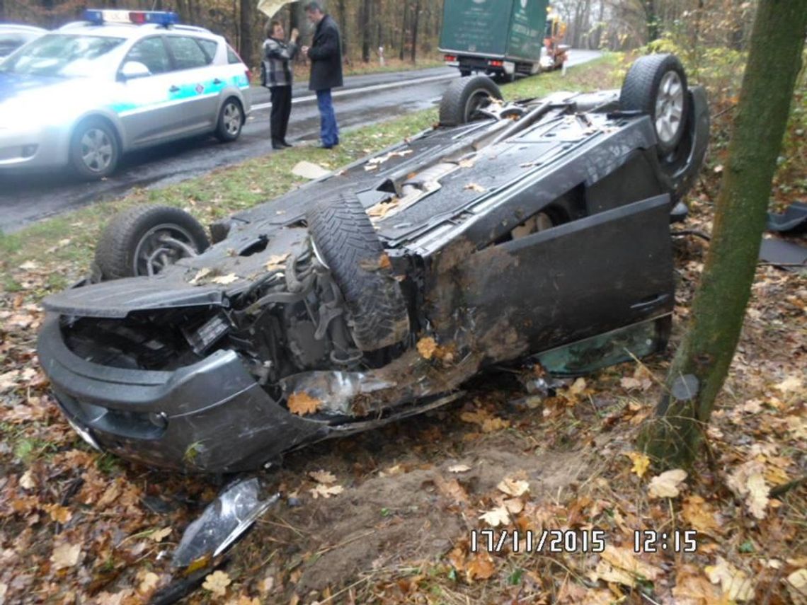 Wypadek na drodze z Kłodnicy do Januszkowic. Bmw uderzyło w mercedesa i dachowało