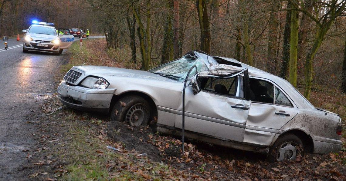 Wypadek na drodze z Kłodnicy do Januszkowic. Młoda kobieta zabrana do szpitala. ZDJĘCIA