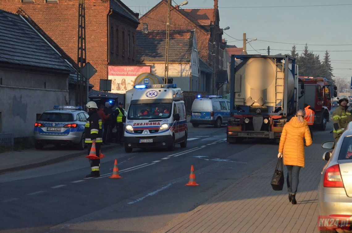 Wypadek na głównej drodze w Reńskiej Wsi. Ciężarówka potrąciła kobietę. ZDJĘCIA