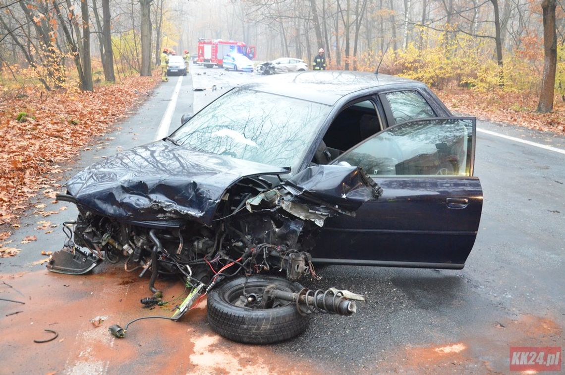 Wypadek na Mostowej. Po zderzeniu dwóch osobówek jeden z pojazdów uderzył w rowerzystkę. ZDJĘCIA