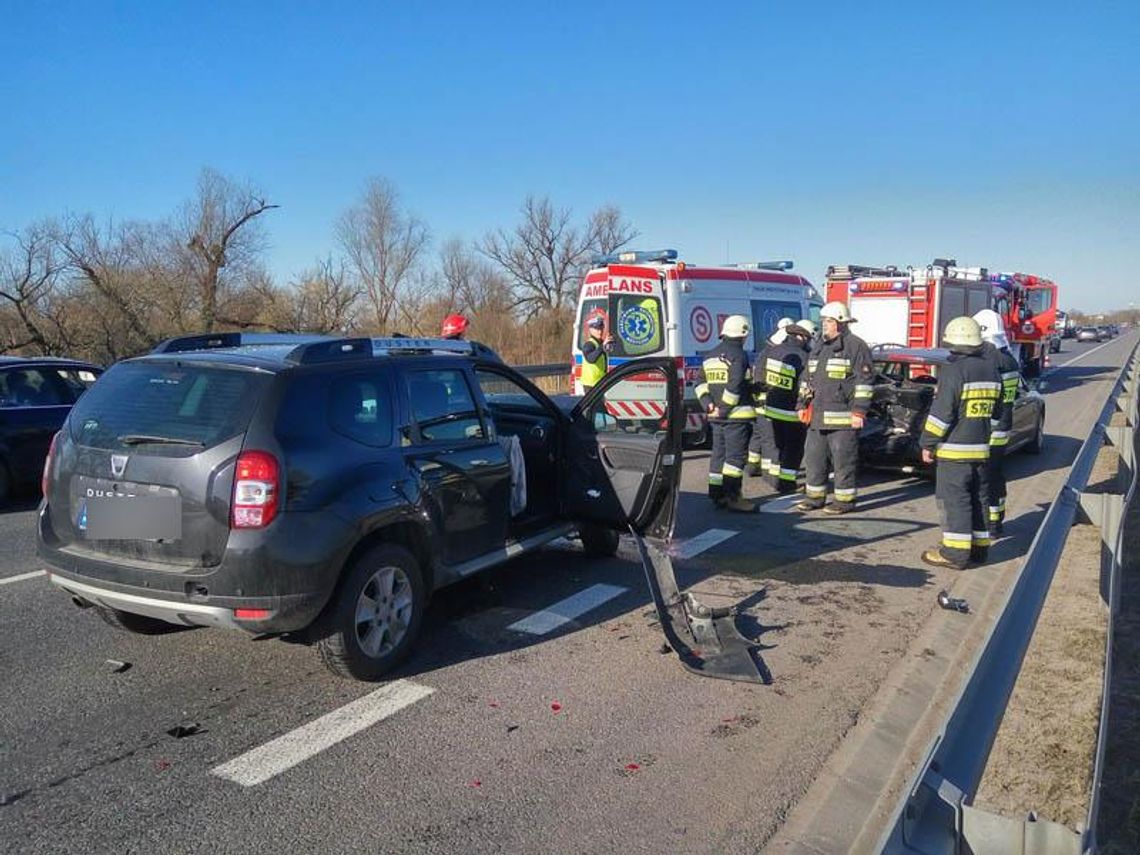 Wypadek na obwodnicy. Dacia zmiażdżyła renault. Są utrudnienia