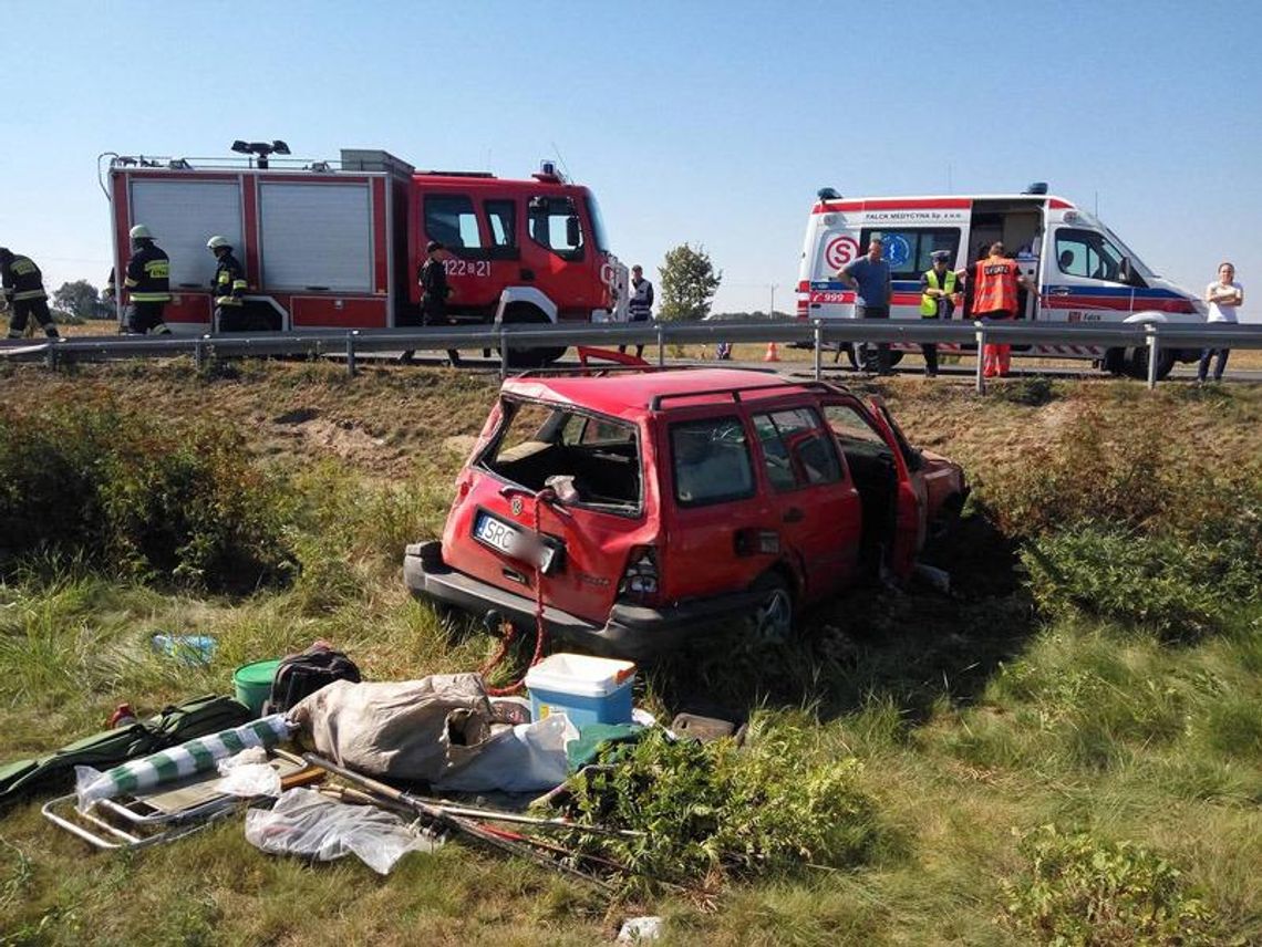 Wypadek na obwodnicy Poborszowa. Kierowca stracił panowanie nad samochodem, który spadł z nasypu drogi. ZDJĘCIA