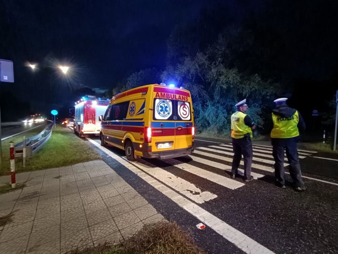 Wypadek na obwodnicy. Skuter wjechał w samochód, który zatrzymał się przed przejściem