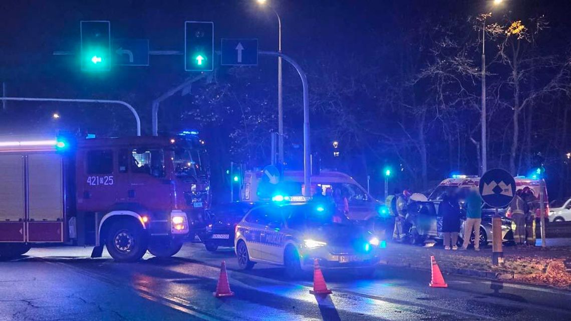 Wypadek na skrzyżowaniu alei Jana Pawła II z obwodnicą. Zderzyły się dwa auta osobowe Wypadek na skrzyżowaniu alei Jana Pawła II z obwodnicą. Zderzyły się dwa auta osobowe