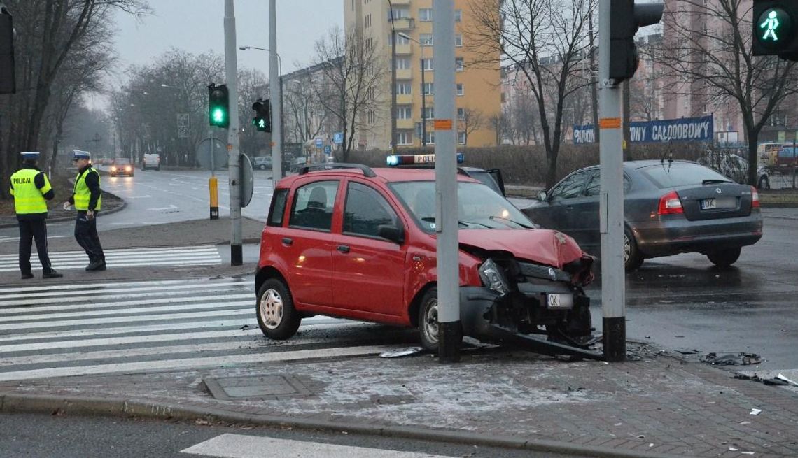 Wypadek na skrzyżowaniu alei Lisa z aleją Jana Pawła II. Zderzyły się dwie osobówki. ZDJĘCIA