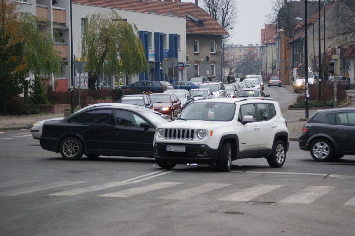 Wypadek na skrzyżowaniu w centrum miasta. Volkswagen uderzył w jeepa. ZDJĘCIA